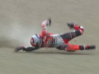 MotoGPイタリアで起きたミケーレ・ピロのハイサイドぶっ飛ばされ転倒の映像がこわい。