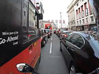 バスの運転手ＧＪ。すり抜けバイクと歩行者が救われた10秒動画が人気に。