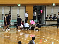 高校バスケットボール大会で留学生選手が審判を殴りK.O.（動画）流血し担架で運ばれる。