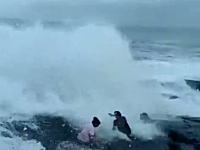 大波が打ち付ける岩場に座っていた観光客が波にさらわれて行方不明に。