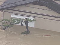 岡山大洪水の空撮映像に木にしがみついて助けを求める女性の姿が映る。