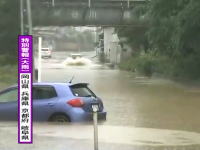 岡山県総社市でテレビ中継中に車を水没させるドライバーが現れる。