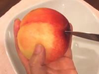 見て得した動画。今が旬の桃をつるっと綺麗に剥く方法が何コレ気持ちいい。