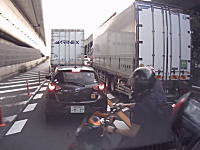 大阪中央環状線ですり抜けバイクが高速側道追い越しのバイクと接触する事故。すり抜けは逃走。