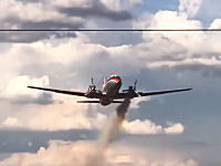 離陸直後に墜落したコンベア機（乗員20人）の機内からの映像が公開される。