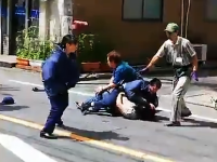 目黒区中根2丁目で撮影された警官とヤマト運輸が包丁男を取り押さえる動画が話題。