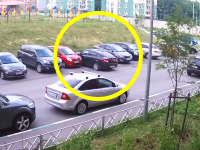 駐車場で下手くそすぎる車が酷すぎわらえない動画。被害者何台だよｗｗｗ