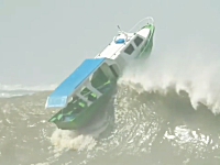 無人で流れ出したお船が大波に飲まれてしまう瞬間のビデオ。インドネシア。