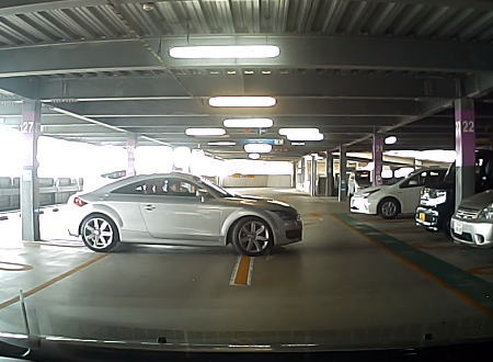 あまりにも下手。駐車場で何度も柱にぶつけるアウディの動画が人気に。