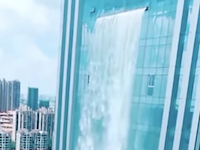 中国に斬新すぎる高層ビルが建てられる（動画）落差108メートルの滝が流れるビル。