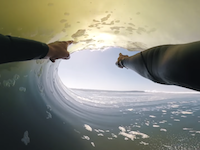 すごいサーフィン。一つの波に8回もバレルに入るサーファーの内から外から動画。