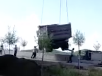 ダンプカーを吊っていたクレーンのワイヤーが切れて作業員が下敷きに。
