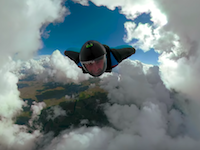 雲の上からウイングスーツ。をGoProオーバーキャプチャーすると面白い映像に。