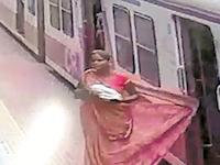 電車から降りる時に服の一部が引っかかって命を失いかけた女性の映像。