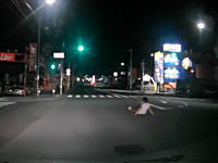 なにこれ怖い。川西市で交差点の真ん中で寝転がってる男が撮影される。こんなの轢いちゃったらどうなるのっと。