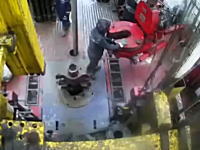 ロシアの油井で起きた恐ろしい事故の映像。左腕どうなった？(((ﾟДﾟ)))