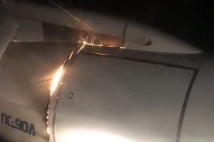 乗ってる飛行機のエンジンが燃えているんだけど。出火しているロシア機のエンジンを乗客が撮影する。