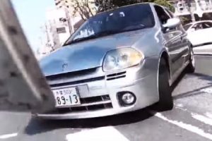 埼玉県草加市で撮影された何で煽ルノー？Twitterで話題になっている煽り運転の映像。