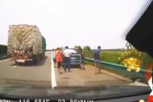 中華圏で撮影されたこの事故やばい。故障車の外に出ていた人たちに高速の車が突っ込むドラレコ。