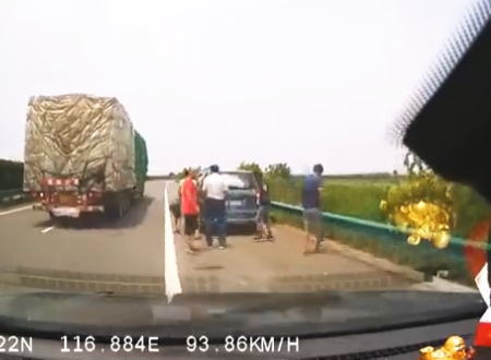 中華圏で撮影されたこの事故やばい。故障車の外に出ていた人たちに高速の車が突っ込むドラレコ。