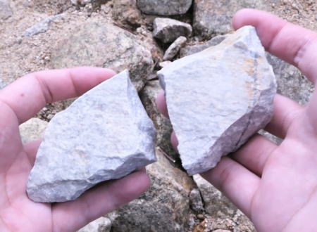 森の中で拾った石で包丁を作ってしまう不審者のビデオが人気に。