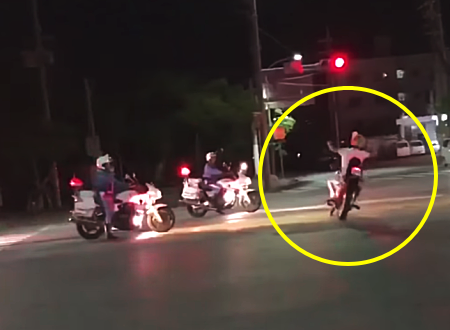 パトカーと白バイにマークされていた暴走族が交差点のど真ん中で事故を起こす動画。