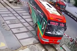 こえええ。踏み切りに突っ込んだバスに遮断機が突き刺さり貫通する事故の映像。