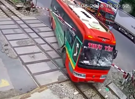 こえええ。踏み切りに突っ込んだバスに遮断機が突き刺さり貫通する事故の映像。