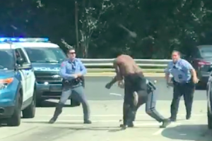 テーザー撃たれても怯まない。警官4人を相手に大暴れする黒人男性の映像が話題に。