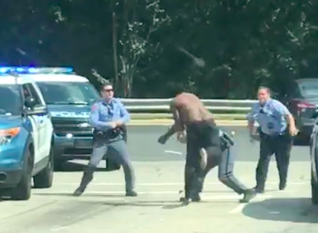 テーザー撃たれても怯まない。警官4人を相手に大暴れする黒人男性の映像が話題に。