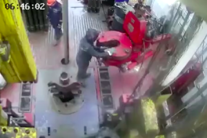 ロシアの油井で起きた恐ろしい事故の映像。左腕どうなった？(((ﾟДﾟ)))