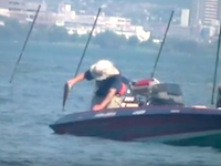 リリース禁止のはずの琵琶湖でバスをリリースしている釣り人が撮影される。