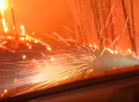 こわすぎ。森林火災中の細い一本道を進む車の映像がリアルに怖すぎて怖すぎて。