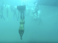 フリーダイビング（CWT）世界記録のビデオ。1呼吸で130メートル潜って浮上する。
