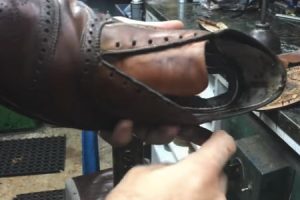 履き潰されてくたびれた靴を修復する職人さんのビデオが楽しい。