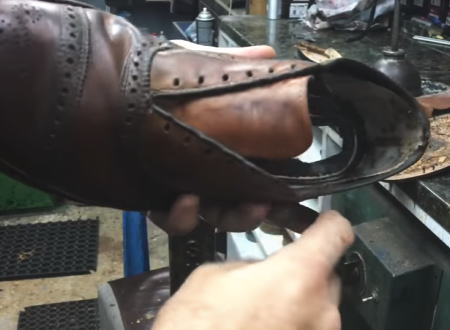 履き潰されてくたびれた靴を修復する職人さんのビデオが楽しい。