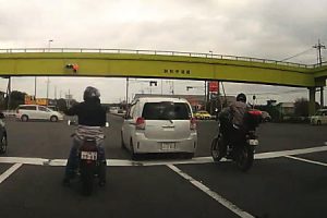 失神運転？栃木県で撮影された停止車に衝突しながら信号無視する車。