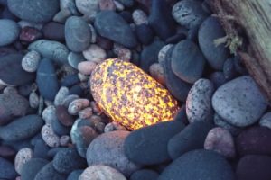 ユーパーライト。特定の紫外線を当てると溶岩のような怪しい光を放つ石が発見される。