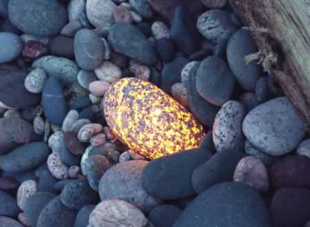 ユーパーライト。特定の紫外線を当てると溶岩のような怪しい光を放つ石が発見される。