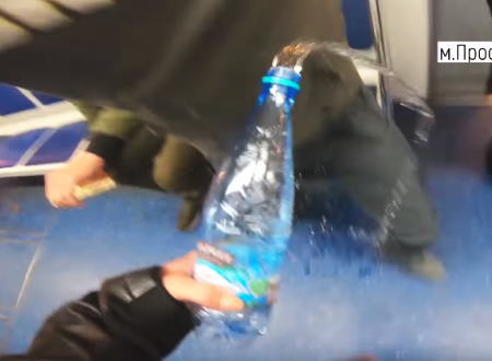 電車内で大股開きの男性に漂白剤をぶっかける活動家の映像が大炎上中。