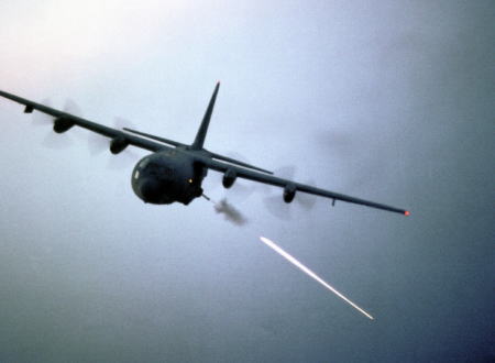 グングン。世界最強の対地攻撃機AC-130ガンシップによる近接航空支援訓練の内部映像。