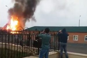 ガソリンスタンド火災には近づいてはいけない。チェチェンで撮影された大爆発の映像。
