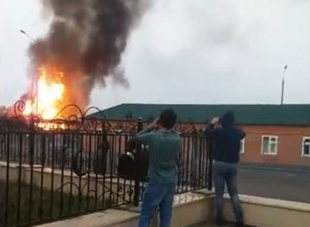 ガソリンスタンド火災には近づいてはいけない。チェチェンで撮影された大爆発の映像。