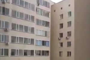 すごい！マンション10階の窓から落ちた少年を9階でキャッチした男のＧＪ動画。