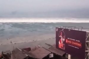 9.28インドネシアのスラウェシ島を襲った3メートルの大津波の映像。
