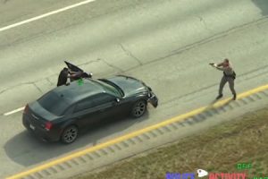 至近距離で撃ち合う警官と逃走犯。テキサス州で撮影されたカーチェイスの映像がすごい。