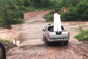 なぜ行けると思ったのか。洪水に挑んだ日産のトラックが流されてった動画ｗｗｗ