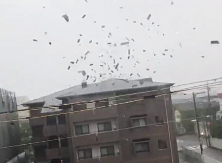 台風21号の動画。自宅の窓が無くなる瞬間の映像がこっわすぎる。