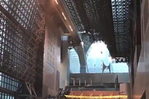 台風21号の動画。京都駅で天井の一部が崩落する事故が起きる。下の人ギリギリ。