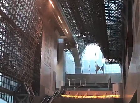 台風21号の動画。京都駅で天井の一部が崩落する事故が起きる。下の人ギリギリ。